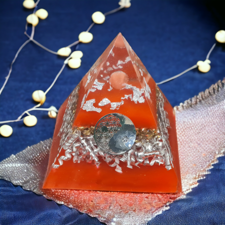 Orgonite pyramide rouge yin yang argenté